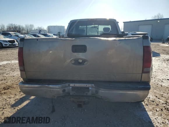 ✅ 2002 Ford F-350 XL • VIN: 1FTWX33F12EB01125 • Лот: 84022504. Опубликован ранее на Copart с пробегом 186 557 миль. Бесплатный доступ к архиву аукционных продаж из США и подробный отчёт об истории автомобиля на DreamBid. Изображение 6.