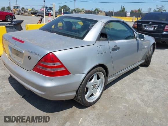 ✅ 1999 Mercedes-Benz SLK 230/320 • VIN: WDBKK47F1XF089720 • Lot: 42579464. Wystawiony na IAAI z przebiegiem 227 260 mil. Bezpłatny archiwum sprzedaży aukcyjnych z USA i szczegółowy raport historii pojazdu na DreamBid. Zdjęcie 4.