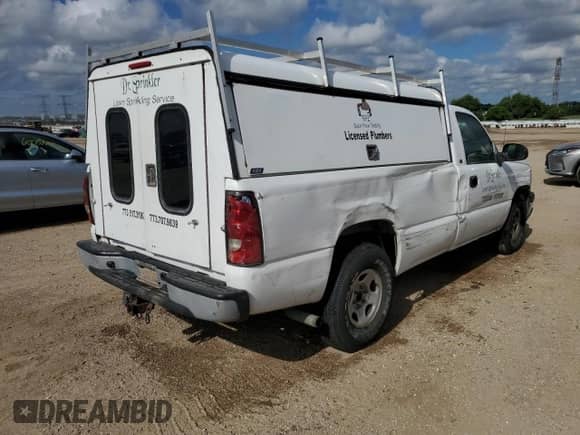 2004 Chevrolet Silverado 1500 LS z VIN 1GCEC14TX4E211982, wystawiony jako Copart lot #65004125 z przebiegiem 131 121 mil mil oraz Szkoda całkowita • Salvage title. Historia ofert i sprzedaży dostępna na DreamBid. Obrazek 3.