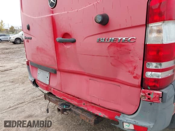 ✅ 2012 Mercedes-Benz Sprinter Cargo • VIN: WD3PE7CC6C5675822 • Lot: 43438138. Wystawiony na IAAI z przebiegiem 278 996 mil. Bezpłatny archiwum sprzedaży aukcyjnych z USA i szczegółowy raport historii pojazdu na DreamBid. Zdjęcie 6.