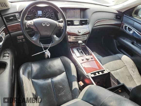 ✅ 2016 Infiniti Q70 • VIN: JN1BY1PP5GM631133 • Lot: 85740895. Wystawiony na Copart z przebiegiem 175 698 mil. Bezpłatny archiwum sprzedaży aukcyjnych z USA i szczegółowy raport historii pojazdu na DreamBid. Zdjęcie 8.