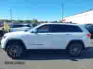 2018 Jeep Grand Cherokee Sterling z VIN 1C4RJFBGXJC267146, wystawiony jako IAAI lot #43411533 z przebiegiem 58 843 mil mil oraz . Historia ofert i sprzedaży dostępna na DreamBid. Obrazek 14.