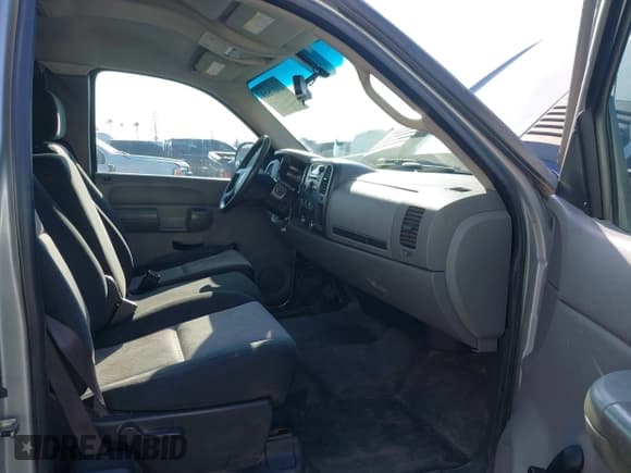 ✅ 2008 Chevrolet Silverado 2500HD Work Truck • VIN: 1GCHC29K68E200695 • Lot: 41637519. Wystawiony na IAAI z przebiegiem 196 069 mil. Bezpłatny archiwum sprzedaży aukcyjnych z USA i szczegółowy raport historii pojazdu na DreamBid. Zdjęcie 5.