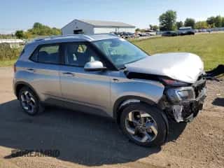 2024 Hyundai Venue SEL z VIN KMHRC8A33RU327547, wystawiony jako Copart lot #71058094 z przebiegiem 1 660 mil mil oraz Szkoda całkowita • Salvage title. Historia ofert i sprzedaży dostępna na DreamBid. Obrazek 4.