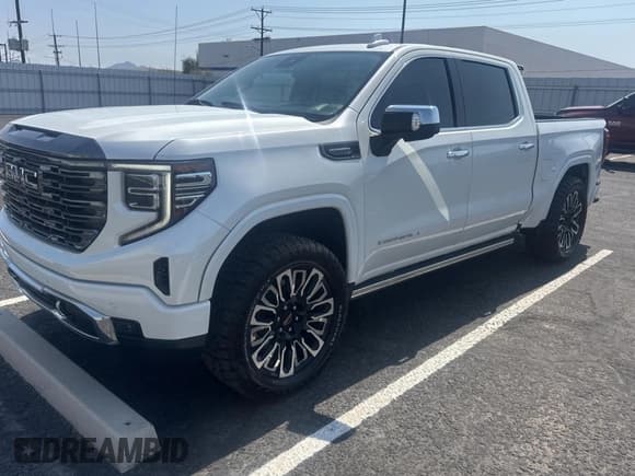 ✅ 2022 GMC Sierra 1500 Denali Ultimate • VIN: 1GTUUHET2NZ514460 • Лот: 65281035. Опубликован ранее на Copart с пробегом 28 550 миль. Бесплатный доступ к архиву аукционных продаж из США и подробный отчёт об истории автомобиля на DreamBid. Изображение 2.