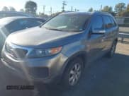 ✅ 2013 Kia Sorento LX • VIN: 5XYKTDA20DG403855 • Lot: 43513255. Wystawiony na IAAI z przebiegiem 269 333 mil. Bezpłatny archiwum sprzedaży aukcyjnych z USA i szczegółowy raport historii pojazdu na DreamBid. Zdjęcie 2.