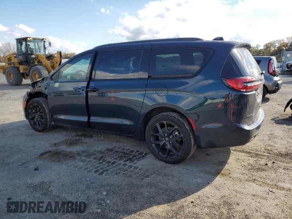 ✅ 2025 Chrysler Pacifica Limited • VIN: 2C4RC3GG6SR613834 • Lot: 90434985. Listed on Copart with 5,877 mi. Free auction sales archive from the USA and detailed vehicle history report at DreamBid. Image 2.