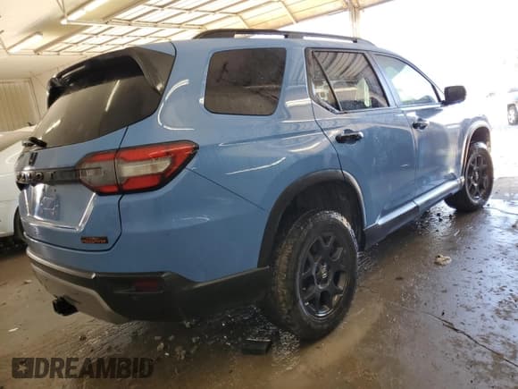 ✅ 2024 Honda Pilot TrailSport • VIN: 5FNYG1H61RB044648 • Lot: 92027485. Listed on Copart with 30,480 mi. Free auction sales archive from the USA and detailed vehicle history report at DreamBid. Image 3.