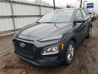 2020 Hyundai Kona SE z VIN KM8K12AA5LU467559, wystawiony jako Copart lot #38647103 z przebiegiem 63 430 mil mil oraz . Historia ofert i sprzedaży dostępna na DreamBid. Obrazek 1.