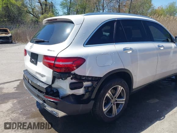 ✅ 2019 Mercedes-Benz GLC 300 • VIN: WDC0G4KB7KF642680 • Lot: 42032973. Wystawiony na IAAI z przebiegiem 137 539 mil. Bezpłatny archiwum sprzedaży aukcyjnych z USA i szczegółowy raport historii pojazdu na DreamBid. Zdjęcie 18.