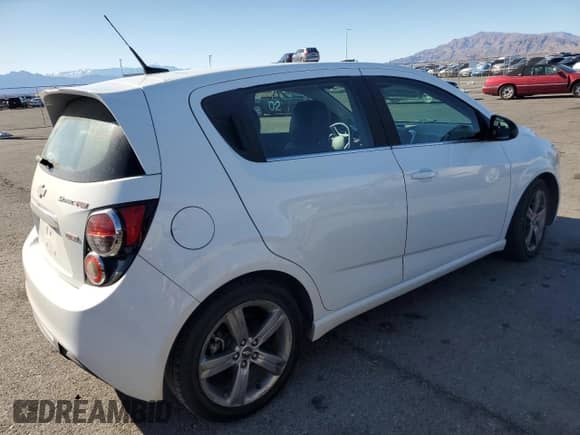 2013 Chevrolet Sonic RS z VIN 1G1JG6SB1D4213368, wystawiony jako Copart lot #46195565 z przebiegiem 112 951 mil mil oraz Czysty tytuł • Clean title. Historia ofert i sprzedaży dostępna na DreamBid. Obrazek 3.