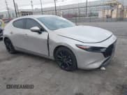 ✅ 2023 Mazda 3 S Premium • VIN: JM1BPBMM9P1608889 • Lot: 41206243. Wystawiony na IAAI z przebiegiem 22 217 mil. Bezpłatny archiwum sprzedaży aukcyjnych z USA i szczegółowy raport historii pojazdu na DreamBid. Zdjęcie 1.