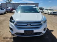 ✅ 2018 Ford Escape SE • VIN: 1FMCU9GD1JUB01911 • Lot: 80621525. Wystawiony na Copart z przebiegiem 91 262 mil. Bezpłatny archiwum sprzedaży aukcyjnych z USA i szczegółowy raport historii pojazdu na DreamBid. Zdjęcie 5.