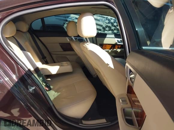 ✅ 2015 Jaguar XF T Premium • VIN: SAJWA0FS6FPU46459 • Lot: 43440239. Wystawiony na IAAI z przebiegiem 102 700 mil. Bezpłatny archiwum sprzedaży aukcyjnych z USA i szczegółowy raport historii pojazdu na DreamBid. Zdjęcie 8.