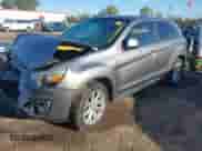 2013 Mitsubishi Outlander ES z VIN 4A4AR3AU3DE017955, wystawiony jako IAAI lot #43422506 z przebiegiem 153 214 mil mil oraz . Historia ofert i sprzedaży dostępna na DreamBid. Obrazek 18.