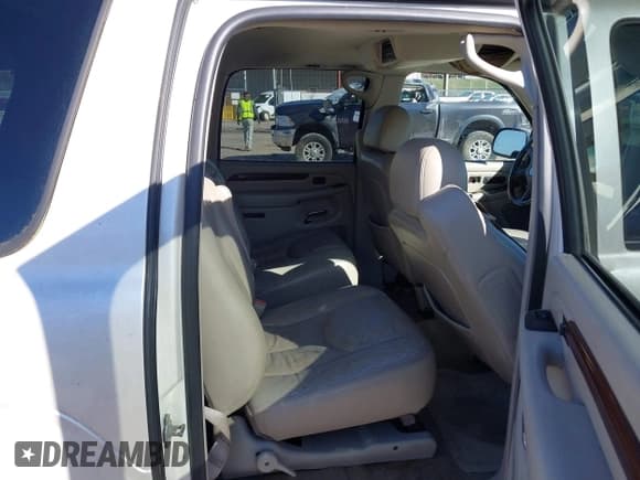 ✅ 2004 Cadillac Escalade ESV • VIN: 3GYFK66N74G259106 • Лот: 41820500. Опубликован ранее на IAAI с пробегом 211 190 миль. Бесплатный доступ к архиву аукционных продаж из США и подробный отчёт об истории автомобиля на DreamBid. Изображение 8.