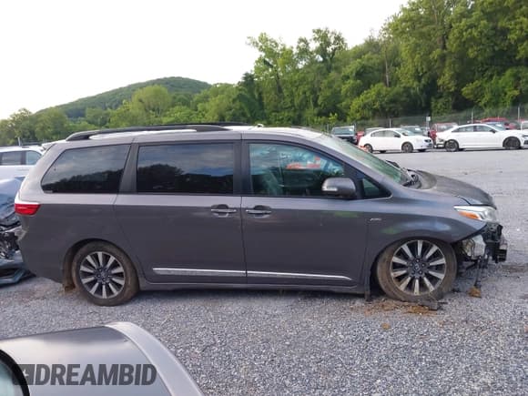 ✅ 2019 Toyota Sienna XLE • VIN: 5TDDZ3DC1KS211995 • Lot: 42763293. Listed on IAAI with 85,338 mi. Free auction sales archive from the USA and detailed vehicle history report at DreamBid. Image 13.