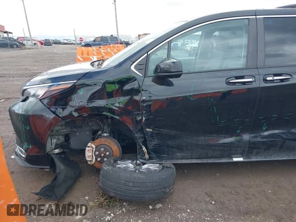 ✅ 2024 Toyota Sienna XLE • VIN: 5TDYRKEC7RS193023 • Lot: 43367795. Wystawiony na IAAI z przebiegiem 29 907 mil. Bezpłatny archiwum sprzedaży aukcyjnych z USA i szczegółowy raport historii pojazdu na DreamBid. Zdjęcie 6.