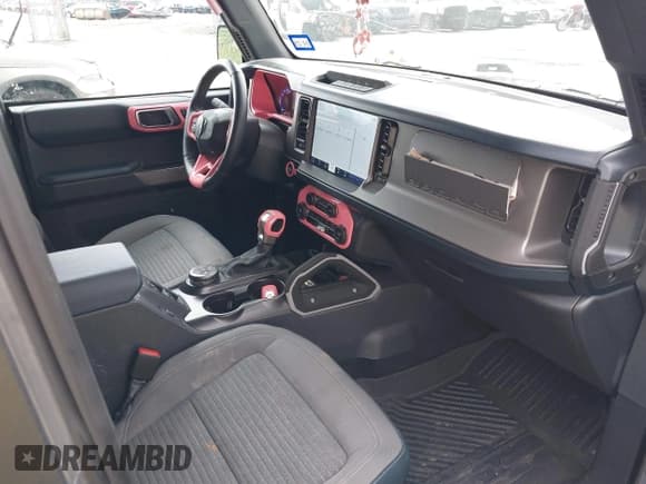 ✅ 2023 Ford Bronco • VIN: 1FMEE5BP0PLB18858 • Lot: 43179647. Wystawiony na IAAI z przebiegiem 38 479 mil. Bezpłatny archiwum sprzedaży aukcyjnych z USA i szczegółowy raport historii pojazdu na DreamBid. Zdjęcie 5.