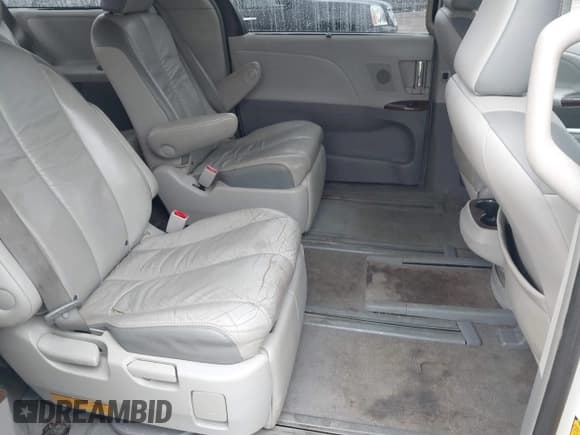 ✅ 2011 Toyota Sienna XLE • VIN: 5TDDK3DC8BS010051 • Lot: 41405424. Listed on IAAI with 293,348 mi. Free auction sales archive from the USA and detailed vehicle history report at DreamBid. Image 8.