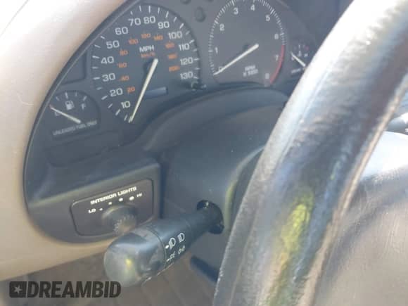 1998 Saturn SL z VIN 1G8ZK5272WZ236253, wystawiony jako IAAI lot #41372881 z przebiegiem Nie podano mil oraz . Historia ofert i sprzedaży dostępna na DreamBid. Obrazek 7.