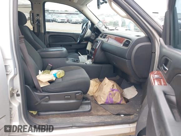 ✅ 2014 Chevrolet Suburban LS • VIN: 1GNSCHE06ER231731 • Lot: 43303711. Wystawiony na IAAI z przebiegiem 209 033 mil. Bezpłatny archiwum sprzedaży aukcyjnych z USA i szczegółowy raport historii pojazdu na DreamBid. Zdjęcie 5.