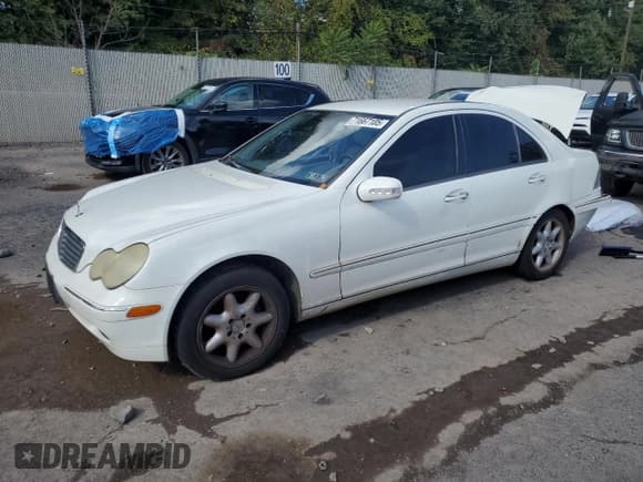 ✅ 2002 Mercedes-Benz C 230/260/280/320 • VIN: WDBRF61JX2F179680 • Лот: 71667105. Опубликован ранее на Copart с пробегом 171 431 миль. Бесплатный доступ к архиву аукционных продаж из США и подробный отчёт об истории автомобиля на DreamBid. Изображение 1.