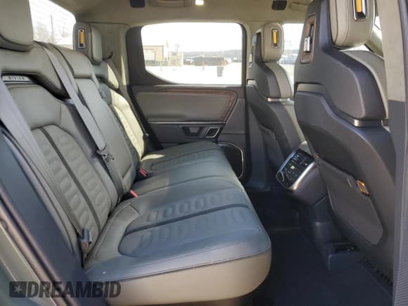 ✅ 2022 Rivian R1T Launch Edition • VIN: 7FCTGAAL5NN004623 • Lot: 47966085. Wystawiony na Copart z przebiegiem 28 798 mil. Bezpłatny archiwum sprzedaży aukcyjnych z USA i szczegółowy raport historii pojazdu na DreamBid. Zdjęcie 10.