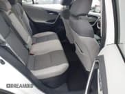 ✅ 2022 Toyota RAV4 Hybrid XLE • VIN: 4T3RWRFV1NU078223 • Lot: 43815667. Wystawiony na IAAI z przebiegiem 75 648 mil. Bezpłatny archiwum sprzedaży aukcyjnych z USA i szczegółowy raport historii pojazdu na DreamBid. Zdjęcie 8.