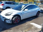 ✅ 2020 Tesla Model 3 Standard Range Plus • VIN: 5YJ3E1EA5LF591096 • Lot: 43591381. Wystawiony na IAAI z przebiegiem 98 408 mil. Bezpłatny archiwum sprzedaży aukcyjnych z USA i szczegółowy raport historii pojazdu na DreamBid. Zdjęcie 2.