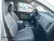 2018 Chevrolet Colorado 2WD LT z VIN 1GCGSCEN2J1229807, wystawiony jako IAAI lot #43391851 z przebiegiem 88 766 mil mil oraz . Historia ofert i sprzedaży dostępna na DreamBid. Obrazek 5.