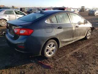 ✅ 2017 Chevrolet Cruze LT • VIN: 1G1BE5SM7H7176613 • Lot: 65243212. Wystawiony na Copart z przebiegiem 37 559 mil mil. Skorzystaj z bezpłatnego archiwum sprzedaży aukcyjnych z USA i zobacz szczegółowy raport historii pojazdu na DreamBid. Zdjęcie 4.