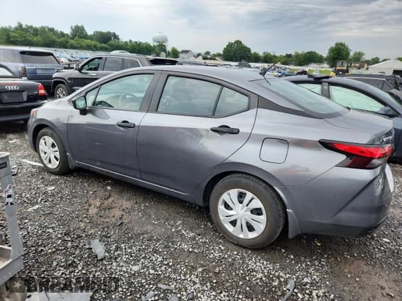 ✅ 2023 Nissan Versa S • VIN: 3N1CN8DV4PL827115 • Лот: 64242995. Опубликован ранее на Copart с пробегом 27 330 миль. Бесплатный доступ к архиву аукционных продаж из США и подробный отчёт об истории автомобиля на DreamBid. Изображение 2.