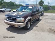 ✅ 1999 Ford Explorer XLT • VIN: 1FMDU32P2XUC31708 • Lot: 42243725. Wystawiony na IAAI z przebiegiem 239 411 mil. Bezpłatny archiwum sprzedaży aukcyjnych z USA i szczegółowy raport historii pojazdu na DreamBid. Zdjęcie 2.