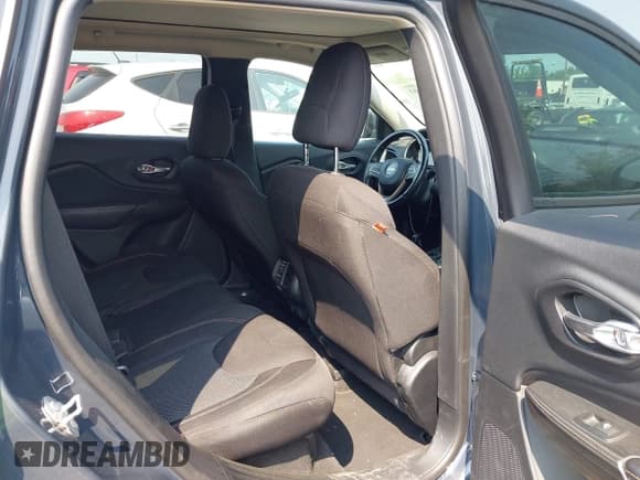 ✅ 2017 Jeep Cherokee Latitude • VIN: 1C4PJLCB7HW507397 • Lot: 42382161. Wystawiony na IAAI z przebiegiem 87 359 mil. Bezpłatny archiwum sprzedaży aukcyjnych z USA i szczegółowy raport historii pojazdu na DreamBid. Zdjęcie 8.