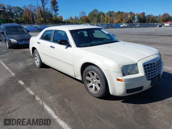 ✅ 2007 Chrysler 300 • VIN: 2C3KA43R97H710564 • Lot: 43483894. Listed on IAAI with 143,790 mi. Free auction sales archive from the USA and detailed vehicle history report at DreamBid. Image 1.