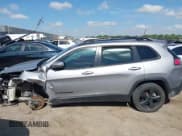 ✅ 2021 Jeep Cherokee Latitude Plus • VIN: 1C4PJLLB8MD187352 • Лот: 42606630. Опубликован ранее на IAAI с пробегом 110 152 миль. Бесплатный доступ к архиву аукционных продаж из США и подробный отчёт об истории автомобиля на DreamBid. Изображение 14.