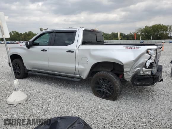 ✅ 2022 Chevrolet Silverado 1500 LT Trail Boss • VIN: 3GCUDFED8NG596000 • Lot: 71113755. Wystawiony na Copart z przebiegiem 14 037 mil. Bezpłatny archiwum sprzedaży aukcyjnych z USA i szczegółowy raport historii pojazdu na DreamBid. Zdjęcie 2.