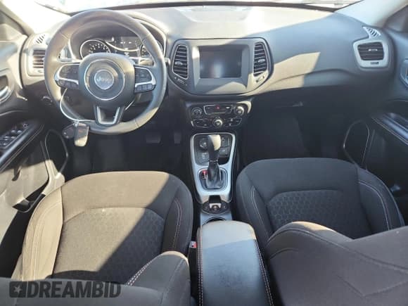 ✅ 2021 Jeep Compass Sport • VIN: 3C4NJDAB0MT523554 • Lot: 85908985. Wystawiony na Copart z przebiegiem 54 759 mil. Bezpłatny archiwum sprzedaży aukcyjnych z USA i szczegółowy raport historii pojazdu na DreamBid. Zdjęcie 8.