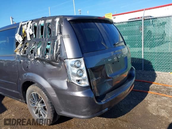 ✅ 2017 Dodge Grand Caravan SE • VIN: 2C4RDGBG9HR568358 • Lot: 43417063. Wystawiony na IAAI z przebiegiem 202 423 mil. Bezpłatny archiwum sprzedaży aukcyjnych z USA i szczegółowy raport historii pojazdu na DreamBid. Zdjęcie 6.