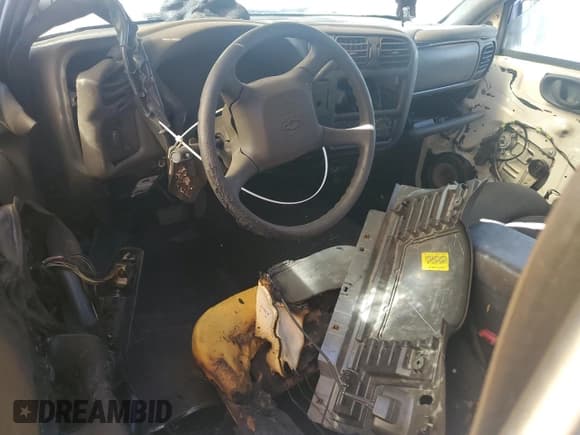 ✅ 2003 Chevrolet S-10 Work Truck • VIN: 1GCCS14X538283330 • Лот: 47544295. Опубликован ранее на Copart с пробегом Не указан. Бесплатный доступ к архиву аукционных продаж из США и подробный отчёт об истории автомобиля на DreamBid. Изображение 8.