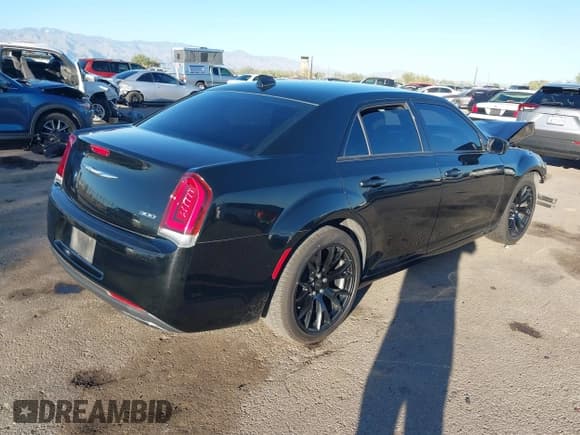 ✅ 2018 Chrysler 300 Touring L • VIN: 2C3CCAAG9JH274949 • Лот: 43570306. Опубликован ранее на IAAI с пробегом 118 487 миль. Бесплатный доступ к архиву аукционных продаж из США и подробный отчёт об истории автомобиля на DreamBid. Изображение 4.