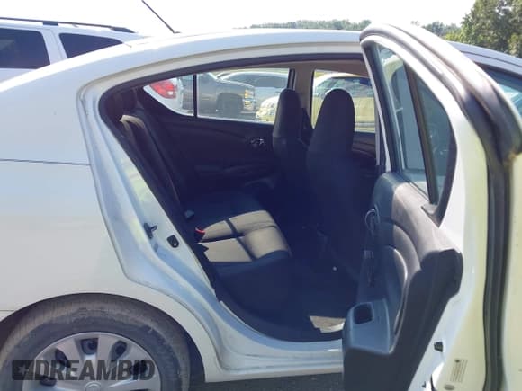 ✅ 2017 Nissan Versa S • VIN: 3N1CN7AP0HL822124 • Lot: 42387780. Wystawiony na IAAI z przebiegiem 91 355 mil. Bezpłatny archiwum sprzedaży aukcyjnych z USA i szczegółowy raport historii pojazdu na DreamBid. Zdjęcie 8.