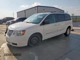 ✅ 2010 Chrysler Town & Country LX • VIN: 2A4RR2D13AR442297 • Lot: 68643815. Wystawiony na Copart z przebiegiem 86 878 mil. Bezpłatny archiwum sprzedaży aukcyjnych z USA i szczegółowy raport historii pojazdu na DreamBid. Zdjęcie 1.