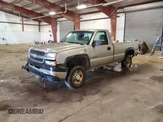 ✅ 2003 Chevrolet Silverado 2500HD Work Truck • VIN: 1GCHK24U43E132966 • Lot: 90258455. Wystawiony na Copart z przebiegiem 146 935 mil. Bezpłatny archiwum sprzedaży aukcyjnych z USA i szczegółowy raport historii pojazdu na DreamBid. Zdjęcie 1.