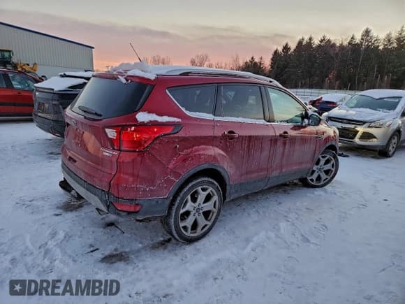 ✅ 2019 Ford Escape Titanium • VIN: 1FMCU9J93KUA60123 • Lot: 94543525. Wystawiony na Copart z przebiegiem 120 255 mil. Bezpłatny archiwum sprzedaży aukcyjnych z USA i szczegółowy raport historii pojazdu na DreamBid. Zdjęcie 3.