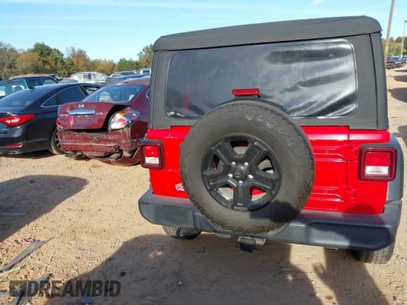 ✅ 2018 Jeep Wrangler Unlimited Sport S • VIN: 1C4HJXDG9JW239593 • Lot: 43512583. Listed on IAAI with 83,215 mi. Free auction sales archive from the USA and detailed vehicle history report at DreamBid. Image 16.