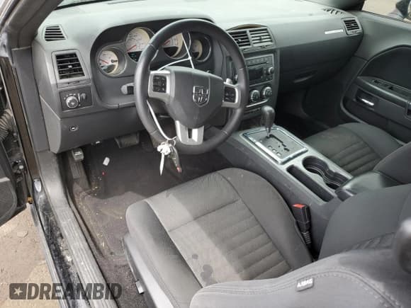 ✅ 2014 Dodge Challenger R/T 100th Anniversary Appearance • VIN: 2C3CDYBTXEH185706 • Lot: 56693324. Wystawiony na Copart z przebiegiem 64 638 mil. Bezpłatny archiwum sprzedaży aukcyjnych z USA i szczegółowy raport historii pojazdu na DreamBid. Zdjęcie 8.