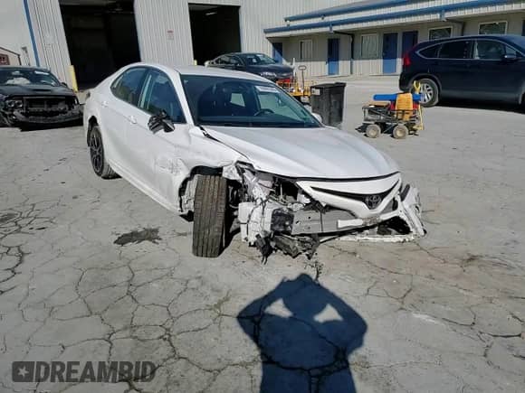 2022 Toyota Camry SE z VIN 4T1G11AK1NU666409, wystawiony jako Copart lot #70895345 z przebiegiem 109 652 mil mil oraz Szkoda całkowita • Salvage title. Historia ofert i sprzedaży dostępna na DreamBid. Obrazek 13.