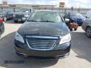 ✅ 2014 Chrysler 200 Limited • VIN: 1C3BCBFG3EN138033 • Lot: 40955526. Wystawiony na IAAI z przebiegiem 54 656 mil. Bezpłatny archiwum sprzedaży aukcyjnych z USA i szczegółowy raport historii pojazdu na DreamBid. Zdjęcie 6.